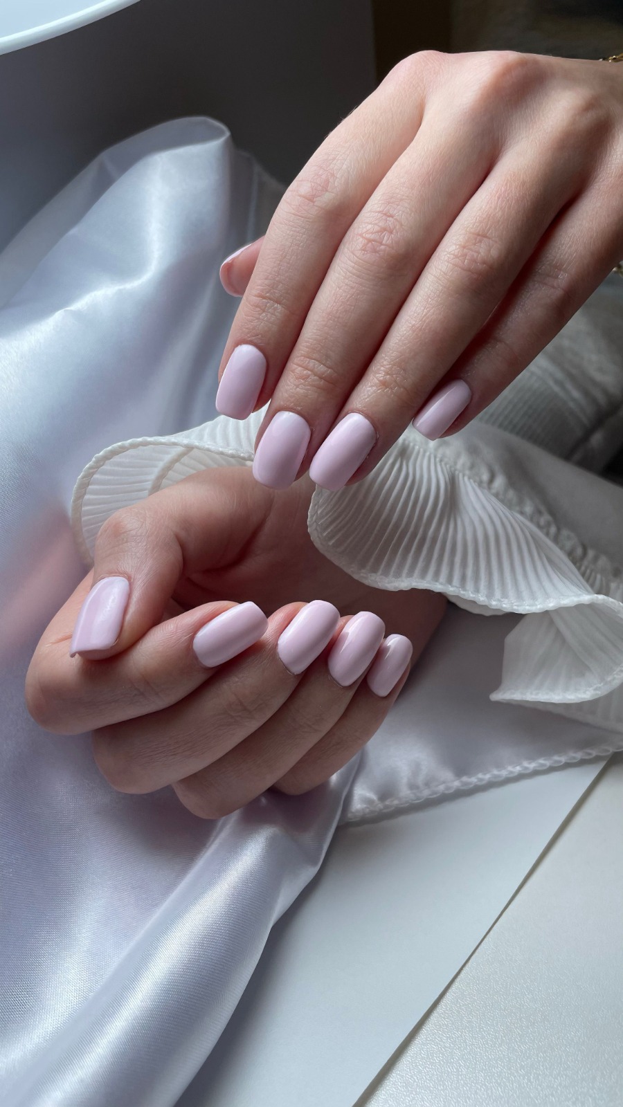 Manicure rosa leitoso